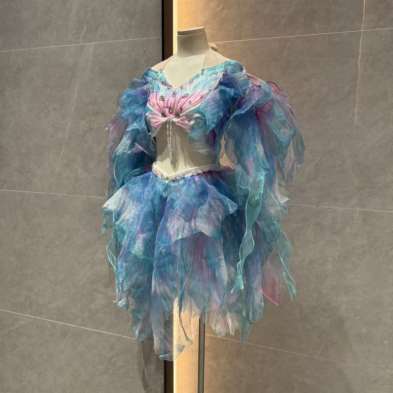 マーメイドウォーターダンススカートプリンセスドレス水槽水中ダ - Aquarium & Marine Museum Universiti Malaysia Sabah Kota Kinabalu Sabah Photos のレビューと価格
